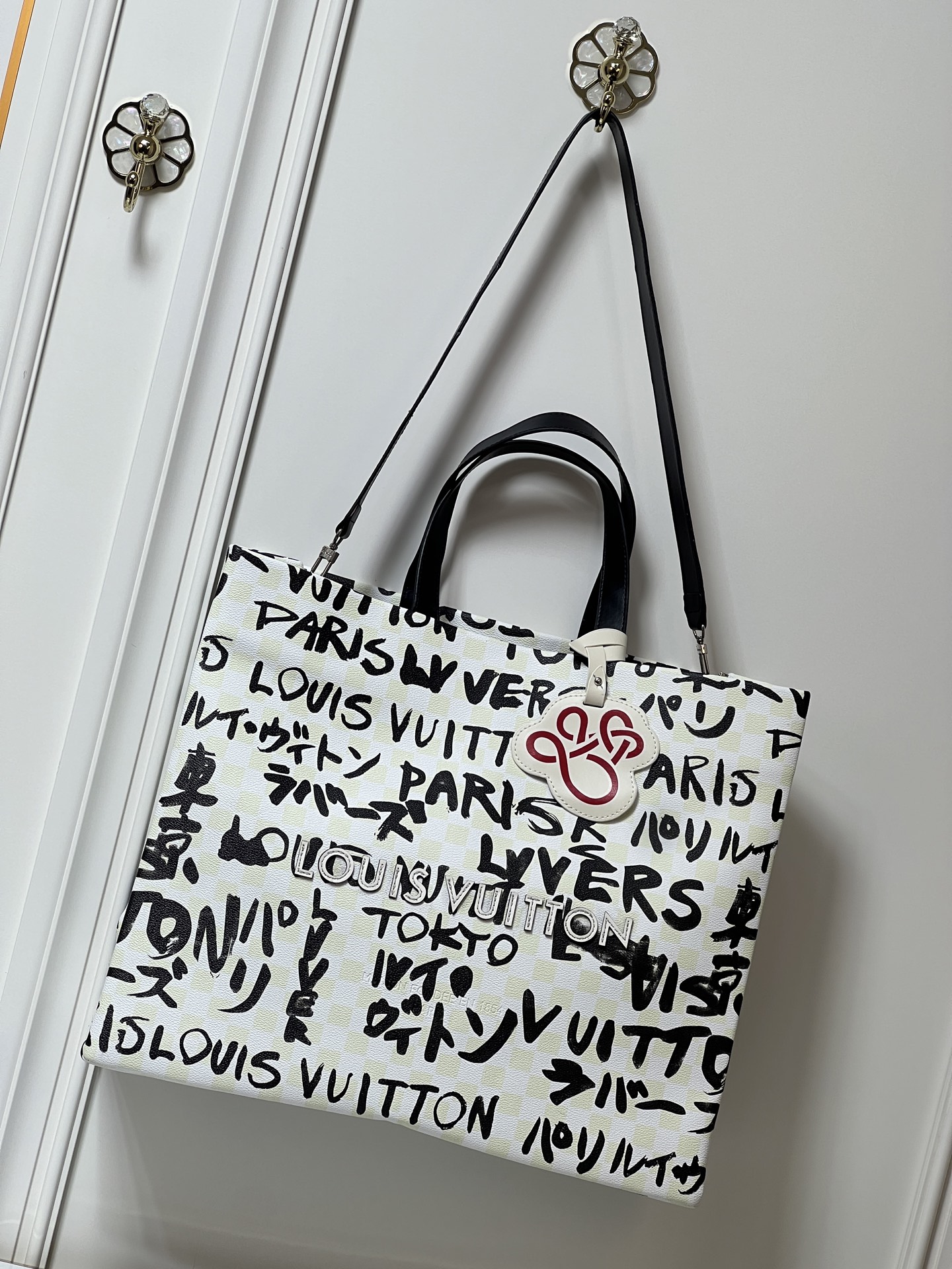 Louis Vuitton LV Classic Handbag Premium Canvas LV Logo Detail Luxury Daily Wear Premium Quality